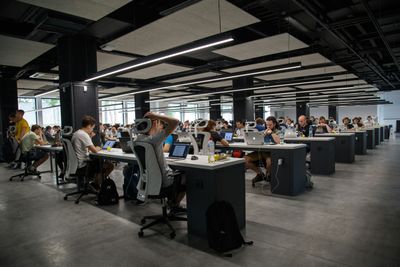 How to Choose a Desk Booking System: A Buyer's Guide