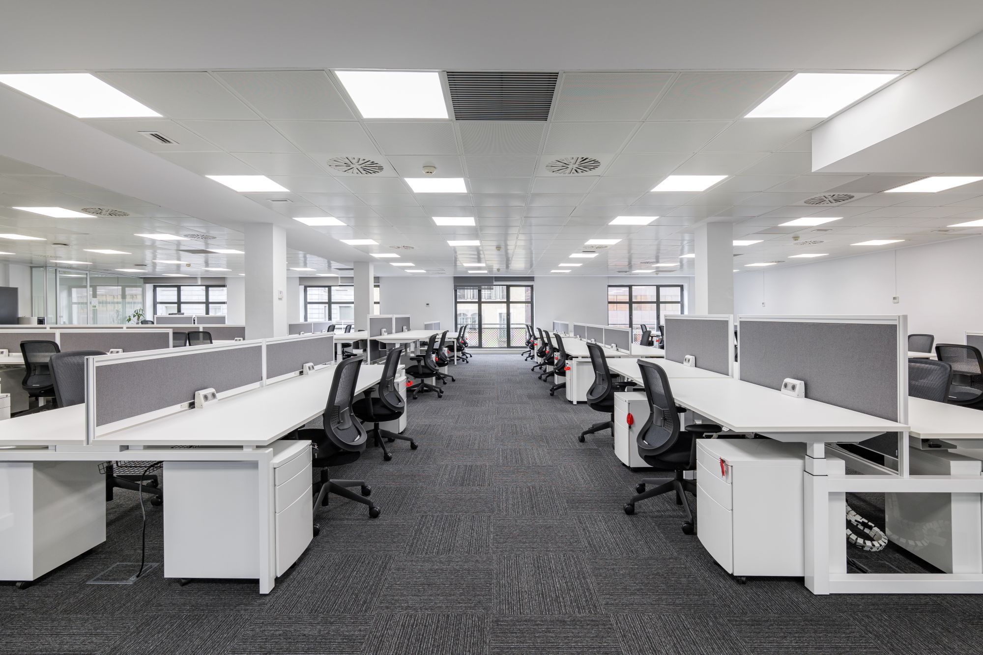 Hot desking vs fixed desks: Which setup actually helps your team work better?