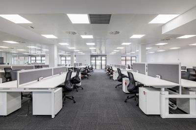Hot desking vs fixed desks: Which setup actually helps your team work better?